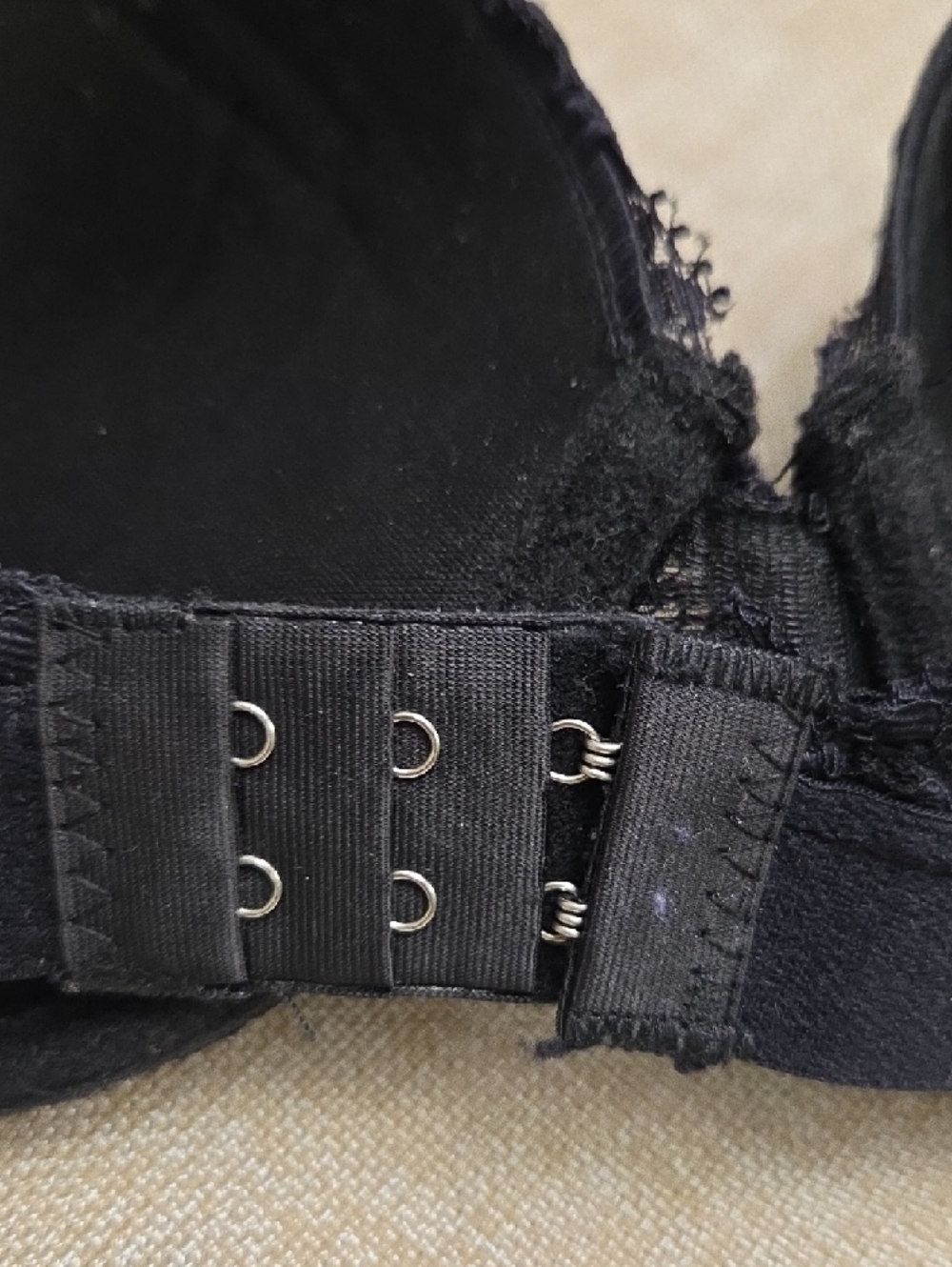 Elegant Black Lace Underwire Bra with Support - Picture 3 of 7